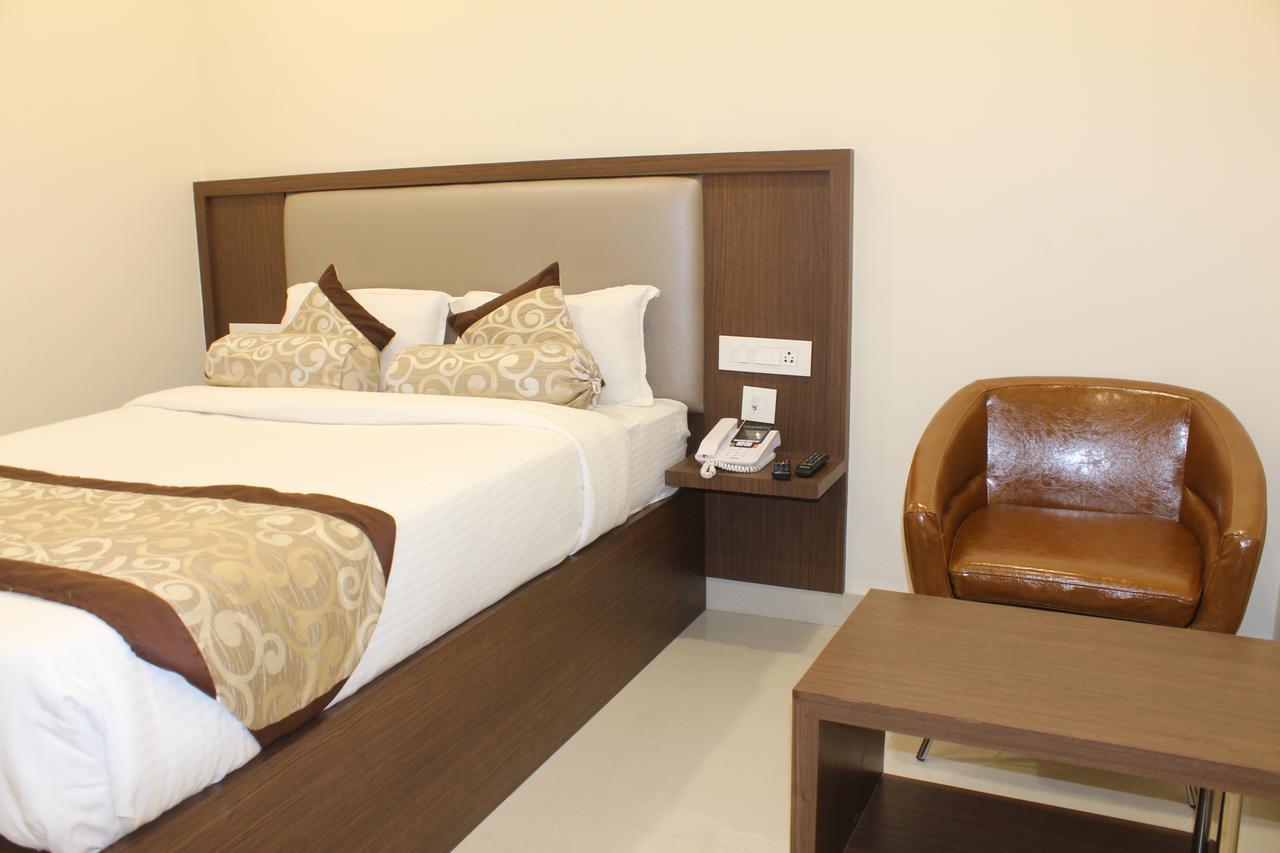 Khammam Hotel Grand Gayathri מראה חיצוני תמונה