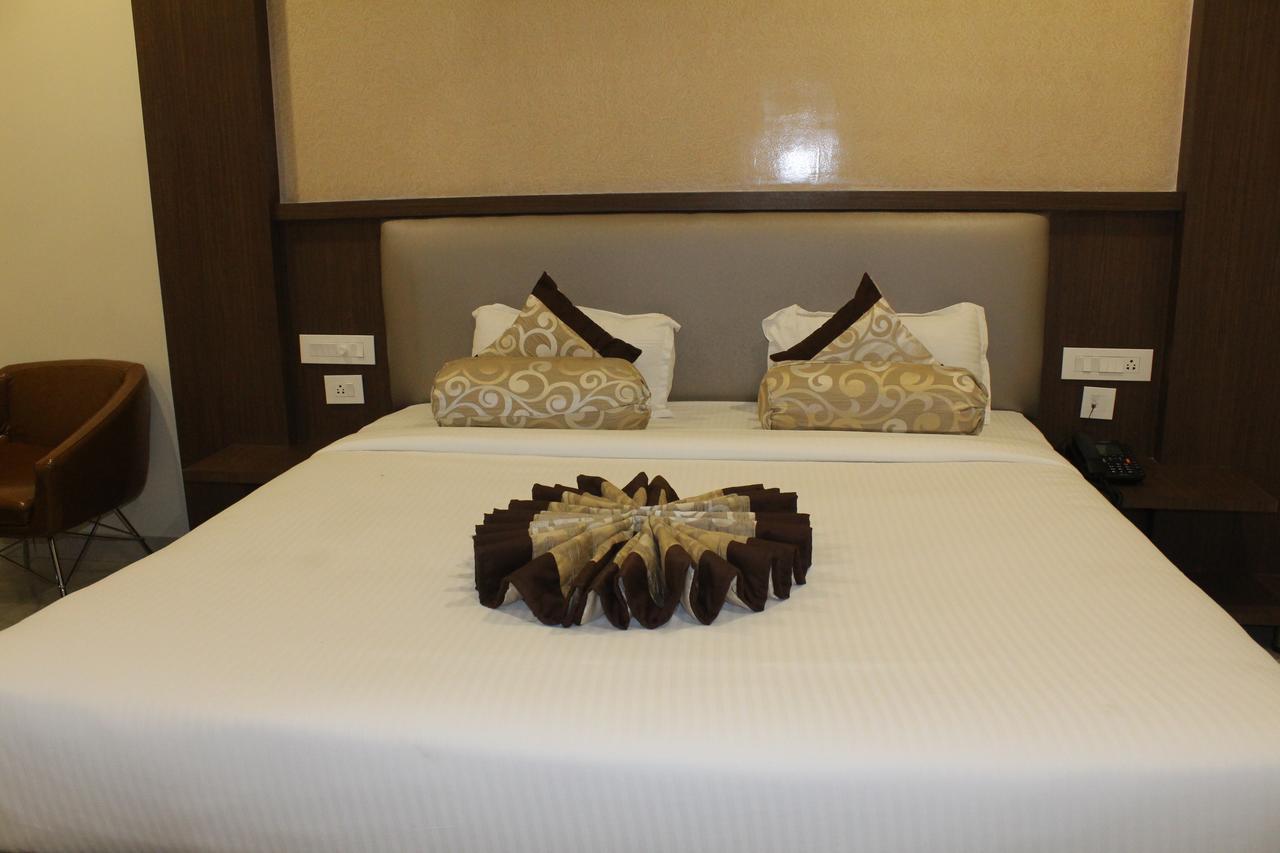 Khammam Hotel Grand Gayathri מראה חיצוני תמונה