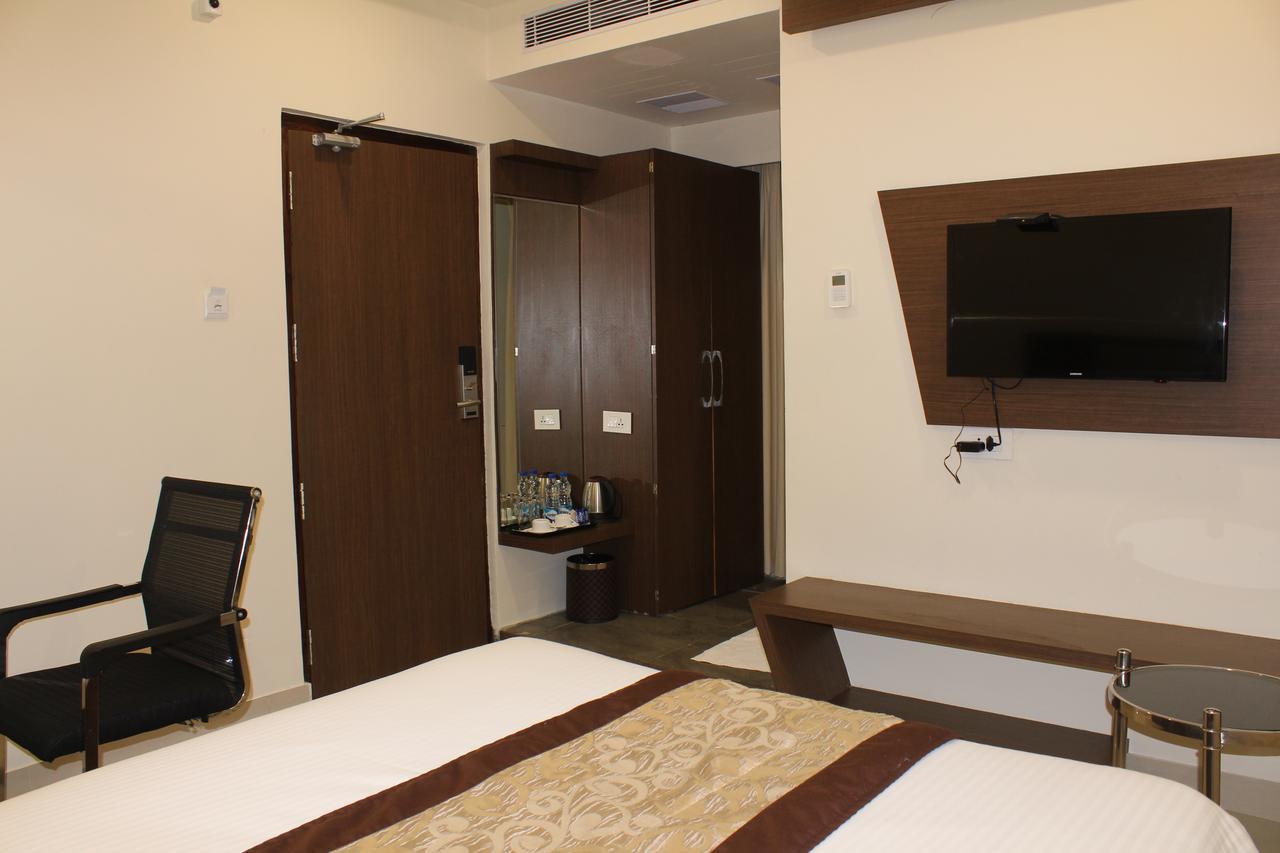 Khammam Hotel Grand Gayathri מראה חיצוני תמונה