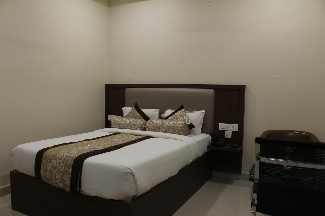 Khammam Hotel Grand Gayathri מראה חיצוני תמונה