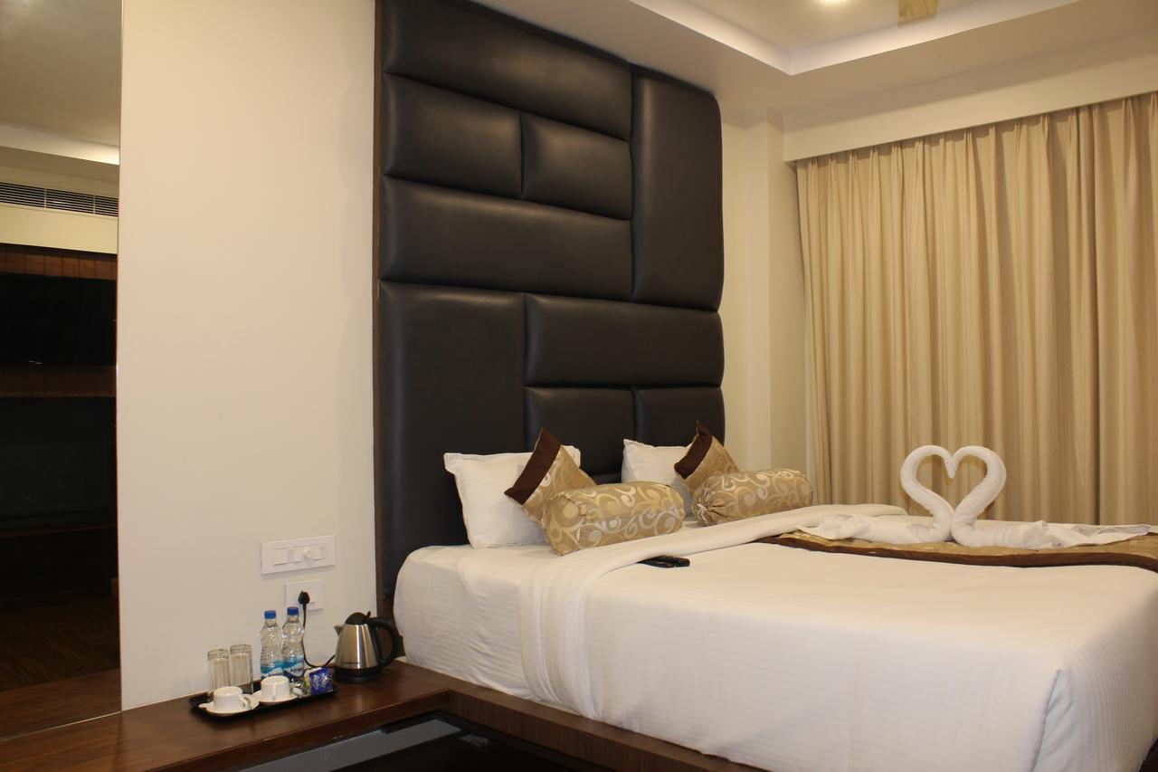 Khammam Hotel Grand Gayathri מראה חיצוני תמונה