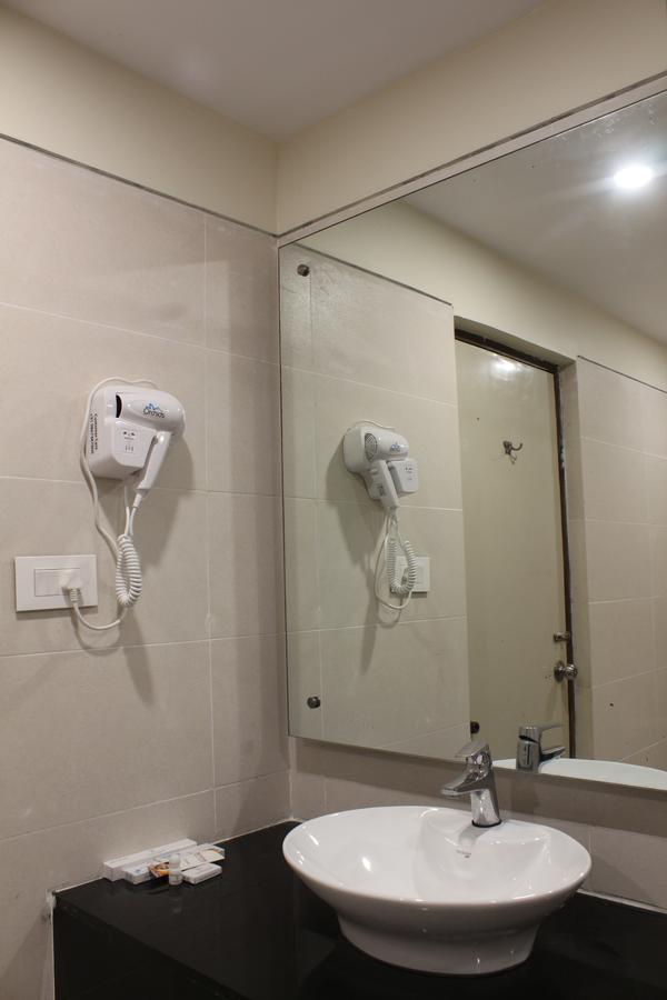Khammam Hotel Grand Gayathri מראה חיצוני תמונה