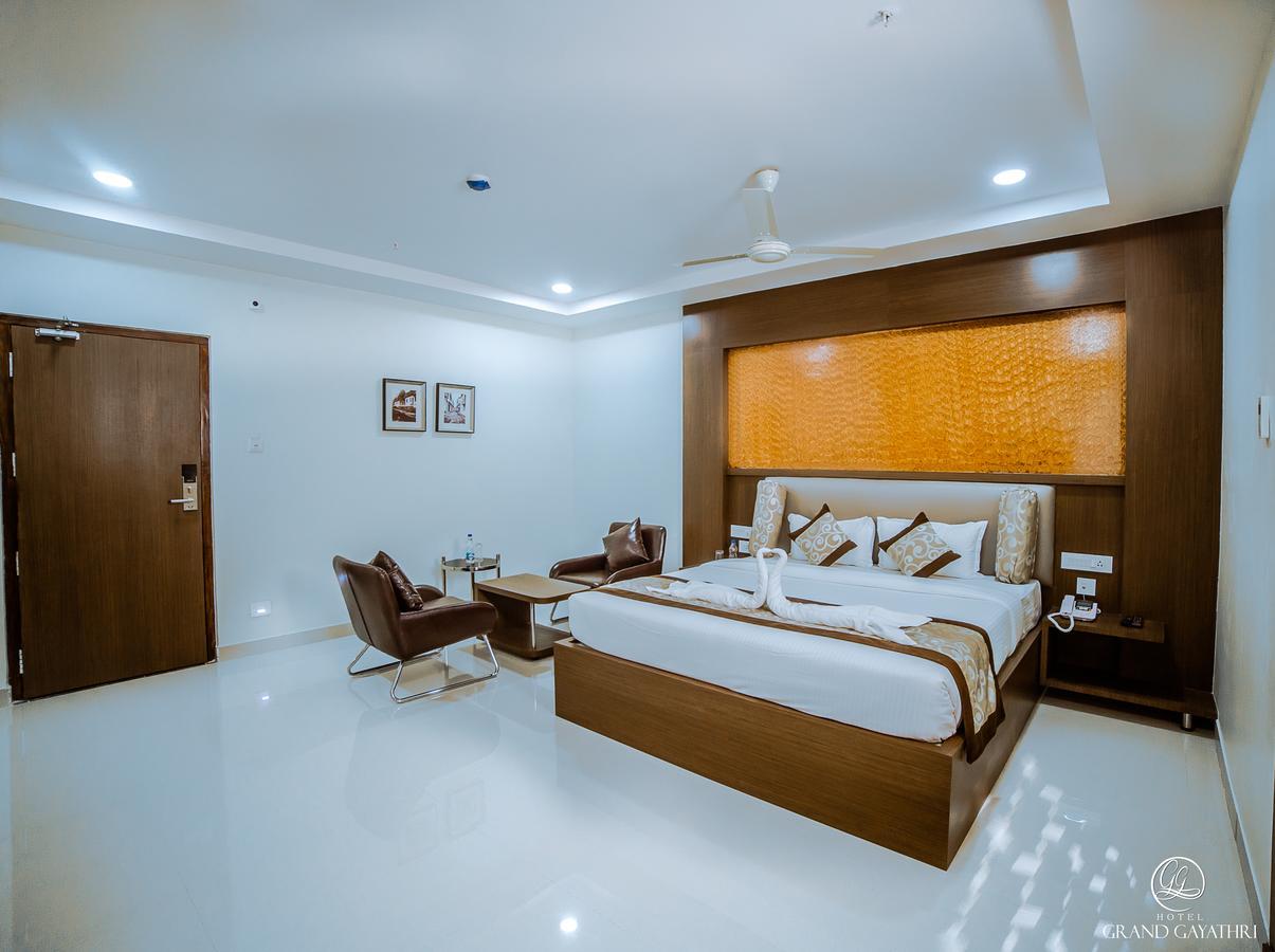 Khammam Hotel Grand Gayathri מראה חיצוני תמונה